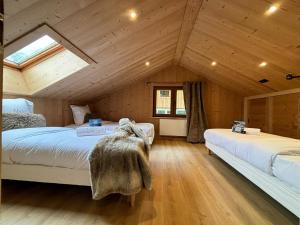a bedroom with two beds in a attic at Chalet l'Abériot in Montriond
