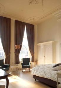 a bedroom with a bed and a table and chairs at De Oude Haven in Zierikzee