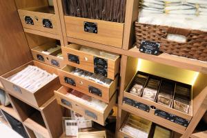 uma sala cheia de caixas de madeira cheias de comida em Hotel NewNagano NeXT em Nagano