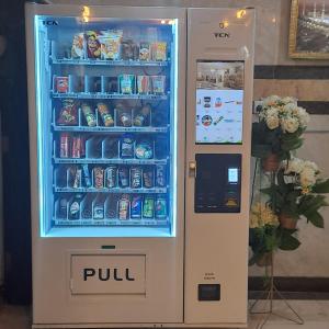 een automaat met eten en drinken bij فندق المقام الراقي للشقق والغرف المفروشة in Mekka
