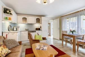 una sala de estar con un sofá y una mesa en Caeser - Ferienwohnungen Zinnowitz, en Zinnowitz