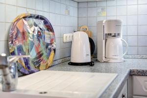 encimera de cocina con tostadora y cafetera en Caeser - Ferienwohnungen Zinnowitz, en Zinnowitz