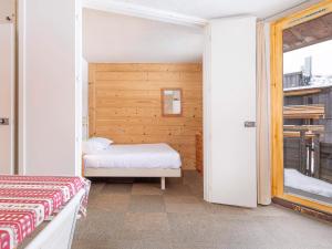 Schlafzimmer mit einem Bett und einem Fenster in der Unterkunft Appartement Avoriaz, 2 pièces, 4 personnes - FR-1-314-173 in Avoriaz