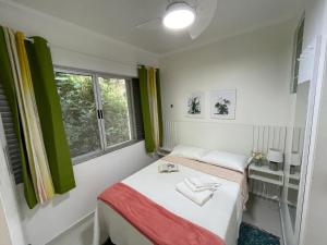A bed or beds in a room at Apartamento Maré Mansa a 30 metros da praia Mansa em Caiobá com Wifi