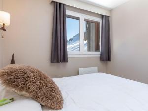 een slaapkamer met een bed en een raam bij Appartement Avoriaz, 3 pièces, 5 personnes - FR-1-314-179 in Avoriaz