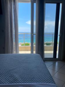 Postel nebo postele na pokoji v ubytování Rondo's Hotel