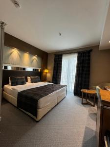 Una cama o camas en una habitación de Grand Hotel Van