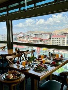 een tafel met borden eten voor een raam bij Grand Hotel Van in Van