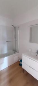a white bathroom with a sink and a mirror at Paris / Disney 6 Personnes in Noisy-le-Grand