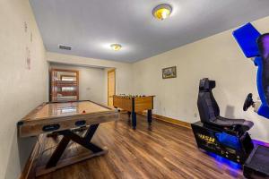 Una sala de juegos con una mesa de billar y una silla. en Poplar Point Condo Unit 12C by Eden Crest, en Pigeon Forge