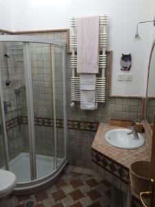 y baño con ducha y lavamanos. en Apartment Loft, en Liubliana