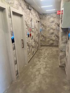 corridoio con parete in pietra in una stanza di Hotel Villa Paola a Rimini