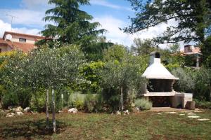 Ein Garten an der Unterkunft Apartman Antonia