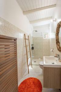 a bathroom with a toilet and a sink at Maison charmante à Saint-François + Piscine partagée in Saint-François