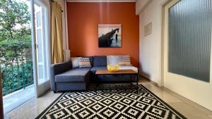 uma sala de estar com um sofá e uma mesa em Modern & Cozy 51sqm Apt in Thisseio em Atenas