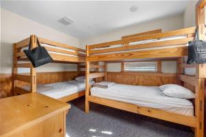 due letti a castello in una stanza con una scrivania di Poplar Point Condo Unit 12D by Eden Crest a Pigeon Forge