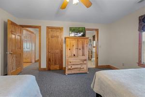 una camera da letto con due letti e un comò di Poplar Point Condo Unit 12D by Eden Crest a Pigeon Forge