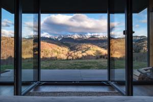 an open room with a view of a mountain range at Amont Chalet in Peştera