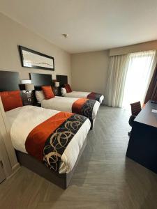 Un pat sau paturi într-o cameră la Clayton Hotel Cardiff