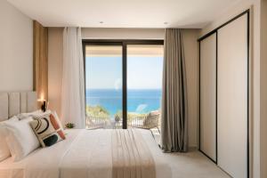 Un dormitorio con una cama con vista al mar. en DEOS VILLA, en Vlachata 54 fotos más