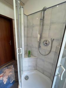 ein Badezimmer mit Dusche mit Glastür in der Unterkunft Wohlfühloase Niklasdorf in Niklasdorf
