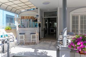 um restaurante com um bar no meio de um pátio em B&B Villa Madana em Rimini