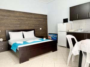 Vila Brisild في كساميل: غرفة نوم صغيرة بها سرير ومطبخ