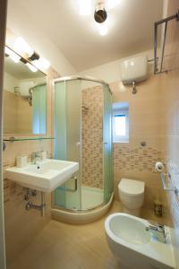 Kúpeľňa v ubytovaní La Sentinella Holiday House + 24 fotografií
