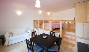 een kamer met een eettafel en een slaapkamer bij La Sentinella Holiday House in Bracciano