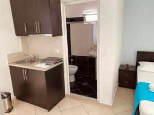 un piccolo bagno con lavandino e servizi igienici di Vila Brisild a Ksamil