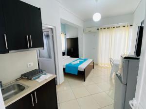 Vila Brisild في كساميل: غرفة مع مطبخ مع سرير ومغسلة