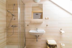 Koupelna v ubytování Magnolia pokoje i apartamenty Dębki + 114 fotografií