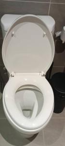クアラルンプールにあるQUILL APARTMENT SKY 1018の白いトイレ(バスルーム内の蓋付)