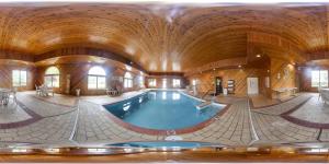 een groot binnenzwembad met een houten plafond bij Comfort Inn in Van Wert