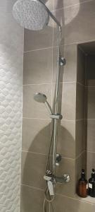 クアラルンプールにあるQUILL APARTMENT SKY 1018のバスルーム(シャワー、シャワーヘッド付)が備わります。
