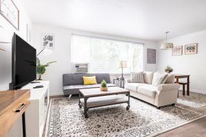 Televisyen dan/atau pusat hiburan di Two Bedrooms near CLE airport 2-4b Georgetown Villas