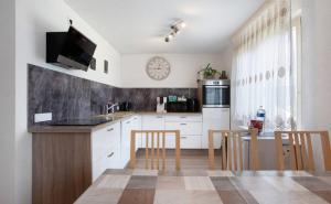 Kuchyň nebo kuchyňský kout v ubytování FERIENHAUS AyNa, direkt an der Schweizer Grenze
