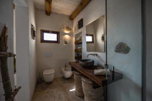 プエルト・デル・ロサリオにあるFinca Luzのバスルーム(洗面台、トイレ付)