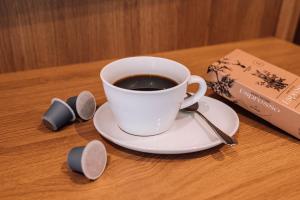 una tazza di caffè seduta sopra un tavolo di Schmidtburger Hof a Weiler
