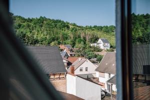 una vista da una finestra di una città di Schmidtburger Hof a Weiler