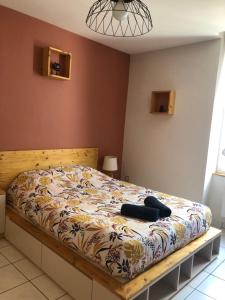 una camera da letto con un letto con un piumone colorato di Studio centre ville et terrasse a Romans-sur-Isère