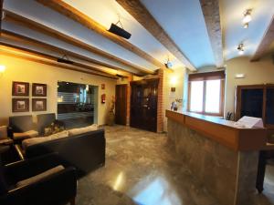 ein Wohnzimmer mit Sofas und einer Bar in der Unterkunft HOTEL EL RASTRO - Palacio Duque de Tamames - in Avila