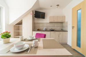 Kuchyň nebo kuchyňský kout v ubytování Magnolia pokoje i apartamenty Dębki