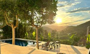 un patio con sillas y vistas a las montañas en Stylish luxury villa near Sitges, en Olivella