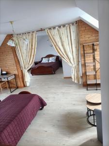 a bedroom with a bed and a table in a room at Vent des Gr&egrave;ves in Pontorson