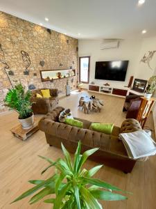 a living room with a couch and two dogs in it at La vida al sol in Tetir