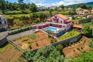 an aerial view of a house with a swimming pool at Spacious apartment with pool in Prazeres - 150m² in Campanário