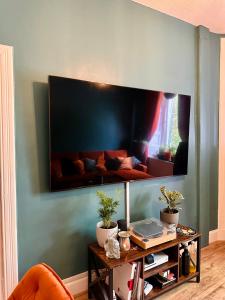 爱丁堡Wee one Flat share accomodation的客厅的墙上配有沙发