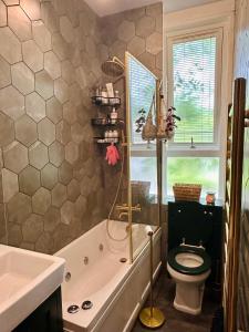 爱丁堡Wee one Flat share accomodation的带浴缸、马桶和水槽的浴室