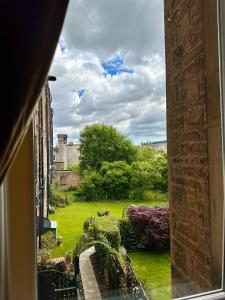 爱丁堡Wee one Flat share accomodation的从大楼的窗户可欣赏到花园美景